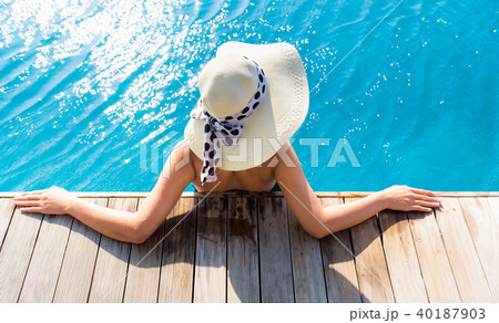 Portrait of asian woman relaxing in swimming pool  40187903