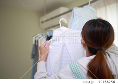 梅雨 (洗濯物 室内干し エアコン Tシャツ 屋内 空調 雨天 悪天候 衣類 服 ファッション) 40188256