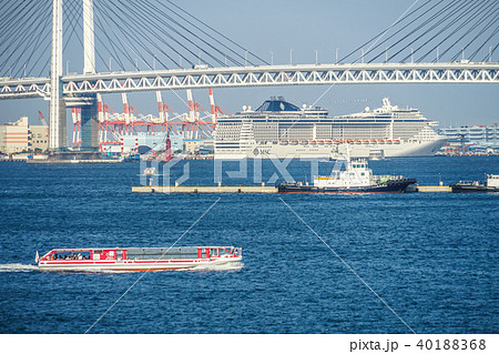 横浜港と豪華客船 40188368