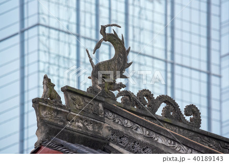 Dragon sculpture on a temple roof 40189143
