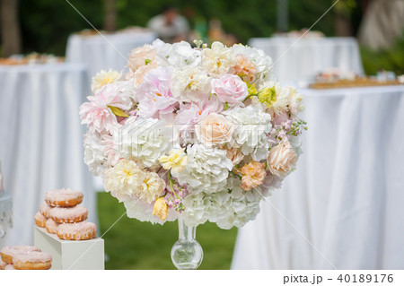 Wedding decoration with flowers on a table Wedding decoration with flowers on a table 40189176
