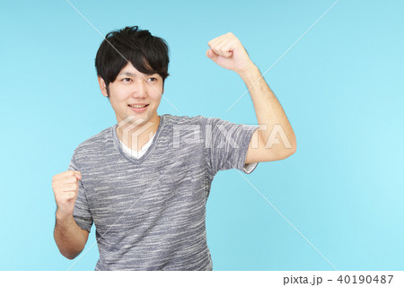 ガッツポーズの男性 40190487