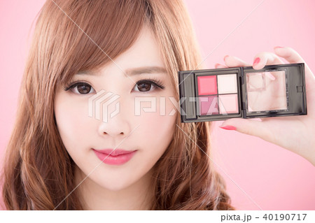 beauty woman take makeup palette 40190717