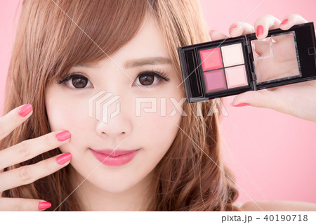 beauty woman take makeup palette 40190718