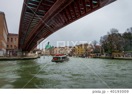 Constitution bridge over grand canal in Venice. 40193009