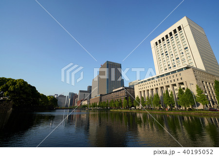 日本の東京都市景観　皇居前、ビジネス街の高層ビル群などを望む 40195052