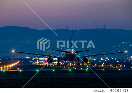 夕暮れのボーイング777-200離陸シーン 夕暮れのボーイング777-200離陸シーン 40195433