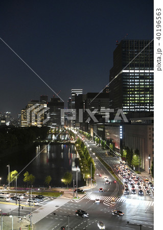 日本の東京都市景観　皇居前、日比谷通りやビジネス街などを望む（夜景） 40196563