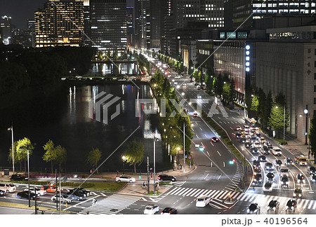 日本の東京都市景観　皇居前、日比谷通りやビジネス街などを望む（夜景） 40196564