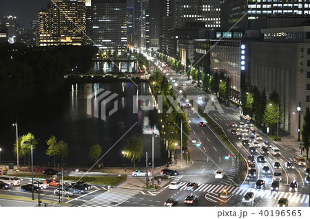日本の東京都市景観　皇居前、日比谷通りやビジネス街などを望む（夜景） 40196565