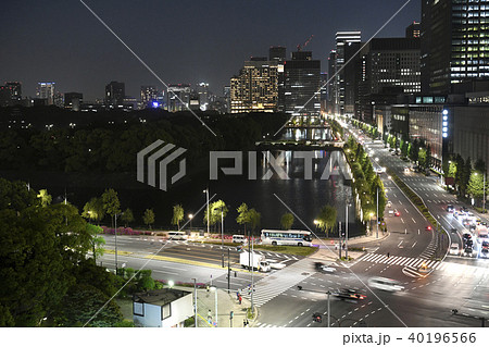 日本の東京都市景観　皇居前、日比谷通りやビジネス街などを望む（夜景） 40196566