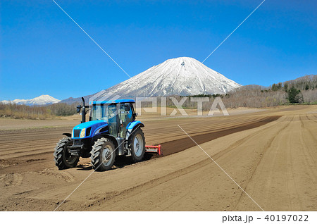 羊蹄山とトラクター 40197022