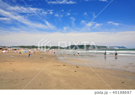 真夏の人で賑わう由比ガ浜海水浴場 真夏の人で賑わう由比ガ浜海水浴場 40198697