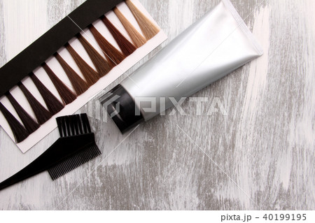 銀色のヘアカラー・白髪染めチューブと毛染め用の黒いコームとカラーチャート 銀色のヘアカラー・白髪染めチューブと毛染め用の黒いコームとカラーチャート 40199195