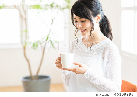 若い女性（コーヒー） 40199396