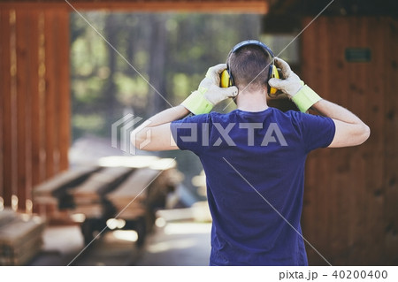 Man working in sawmill 40200400