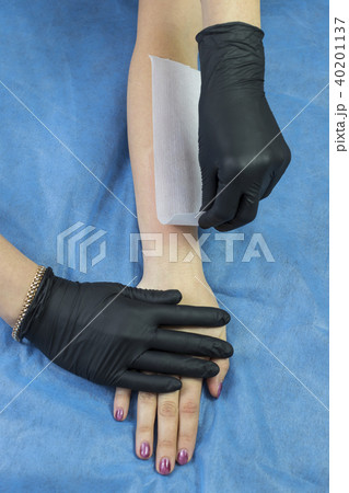 Process depilation female legs and hands in a beau 40201137