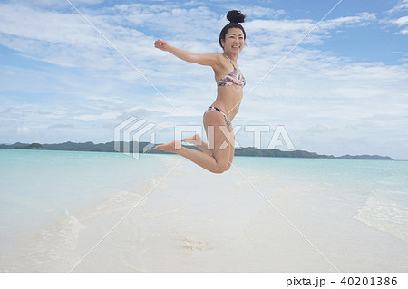 旅行　水着 海外旅行 パラオ 水着姿女子 ジャンプの写真素材 [40201386] - PIXTA