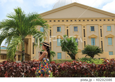 パラオの国会議事堂を歩く女の子 パラオの国会議事堂を歩く女の子 40202086