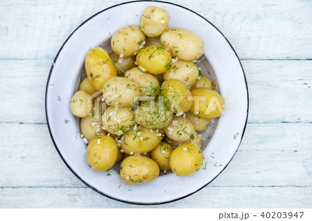 potatoes with garlic on a light wooden background 40203947