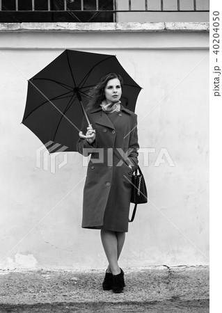 Woman is waiting for the meeting, monochrome Woman is waiting for the meeting, monochrome 40204050