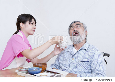 高齢者介護　介助シーン　食事介助　介護士　拒食　嫌がる 40204994