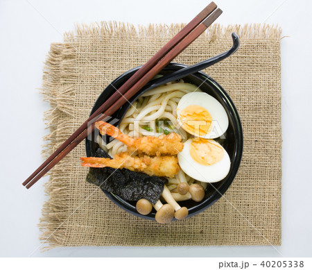 japanese white udon noodle in black bowl 40205338