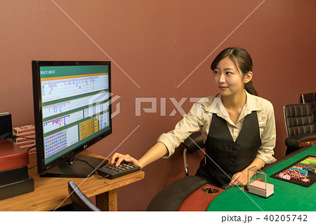 カジノイメージ 女性ディーラー 40205742