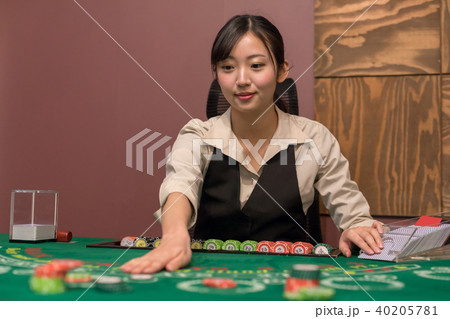 カジノイメージ 女性ディーラー 40205781