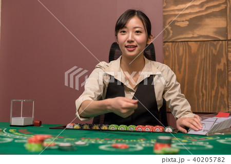 カジノイメージ 女性ディーラー 40205782