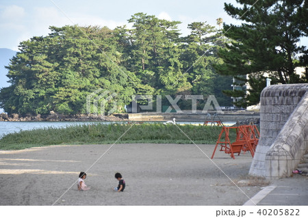 砂浜で遊ぶ子供達 砂浜で遊ぶ子供達 40205822