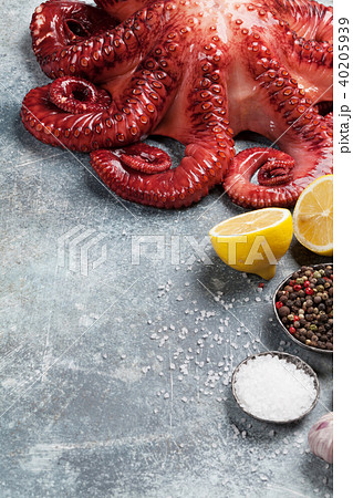 Raw octopus cooking 40205939