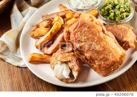 Traditional fish in beer batter and chips 40206076