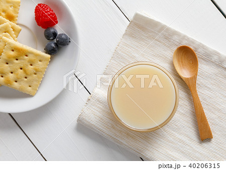 crackers with condensed milk and fruit, breakfast 40206315