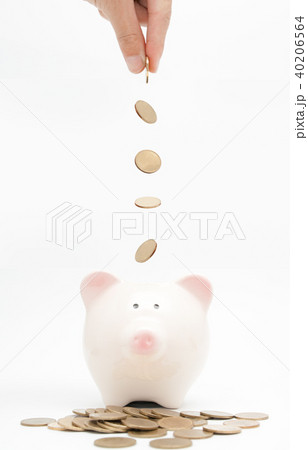 hand putting a coin into piggy bank hand putting a coin into piggy bank 40206564