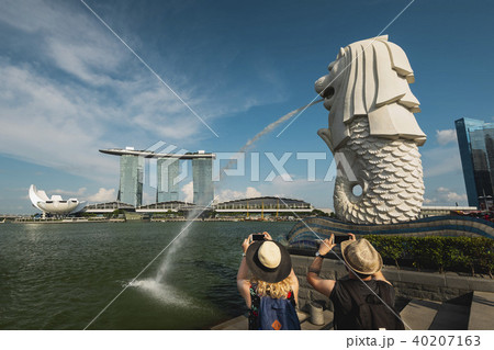 Tourists taking picture of Singapore landmark 40207163