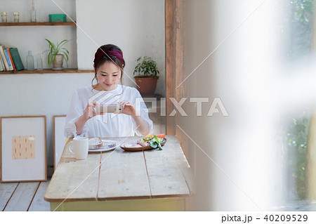 若い女性、ポートレート、スマホ、インスタ女子 若い女性、ポートレート、スマホ、インスタ女子 40209529