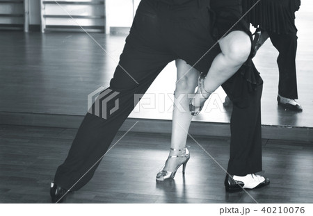 Ballroom dance dancers 40210076