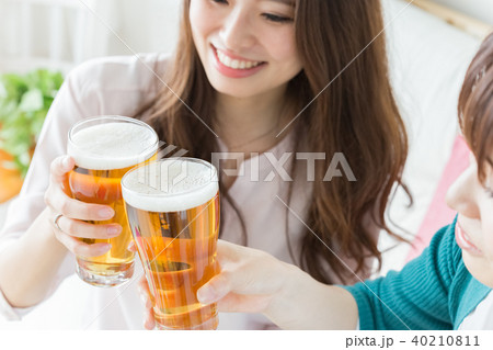 ビールで乾杯する女性の写真素材