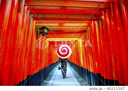 神社を歩く着物の女性の後ろ姿 40211587