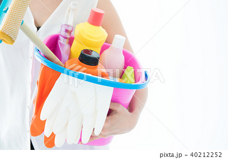 Couple buy a new home. Clean the house Couple buy a new home. Clean the house 40212252