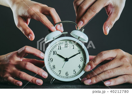 目覚まし時計と人間の手 40212780