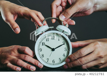 目覚まし時計と人間の手 目覚まし時計と人間の手 40212781