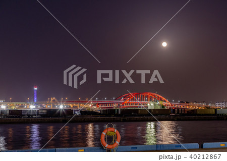 兵庫県神戸市、神戸大橋の月の出。満月。 40212867