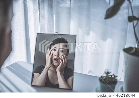 鏡をみている女性 鏡をみている女性 40213044