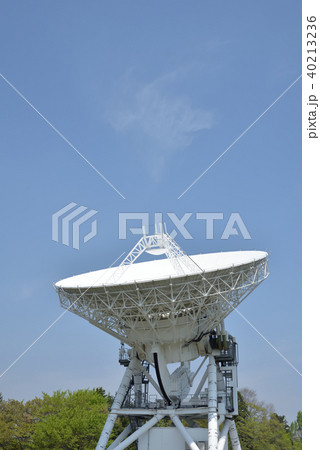 天体観測をする電波望遠鏡 40213236