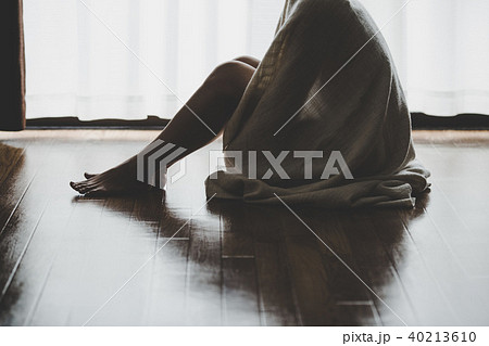 部屋の窓際に座っている寂しい女性 部屋の窓際に座っている寂しい女性 40213610