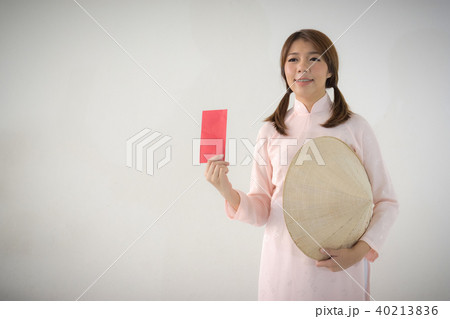 Vietnam woman holding red envelope Vietnam woman holding red envelope 40213836