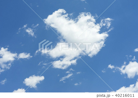 青空に浮いた真っ白な雲の写真素材