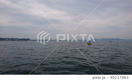 手漕ぎボートで海釣り 40217063